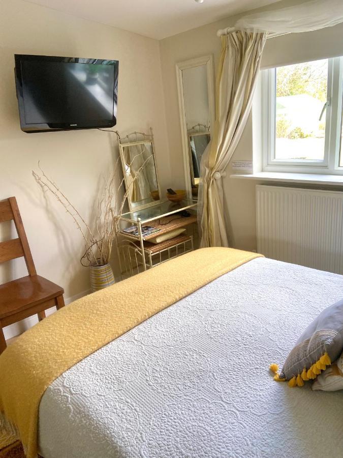 Stunning Annexe 1 Luxury Bedroom, Eating Area & Bathroom Only! Truro Exterior foto